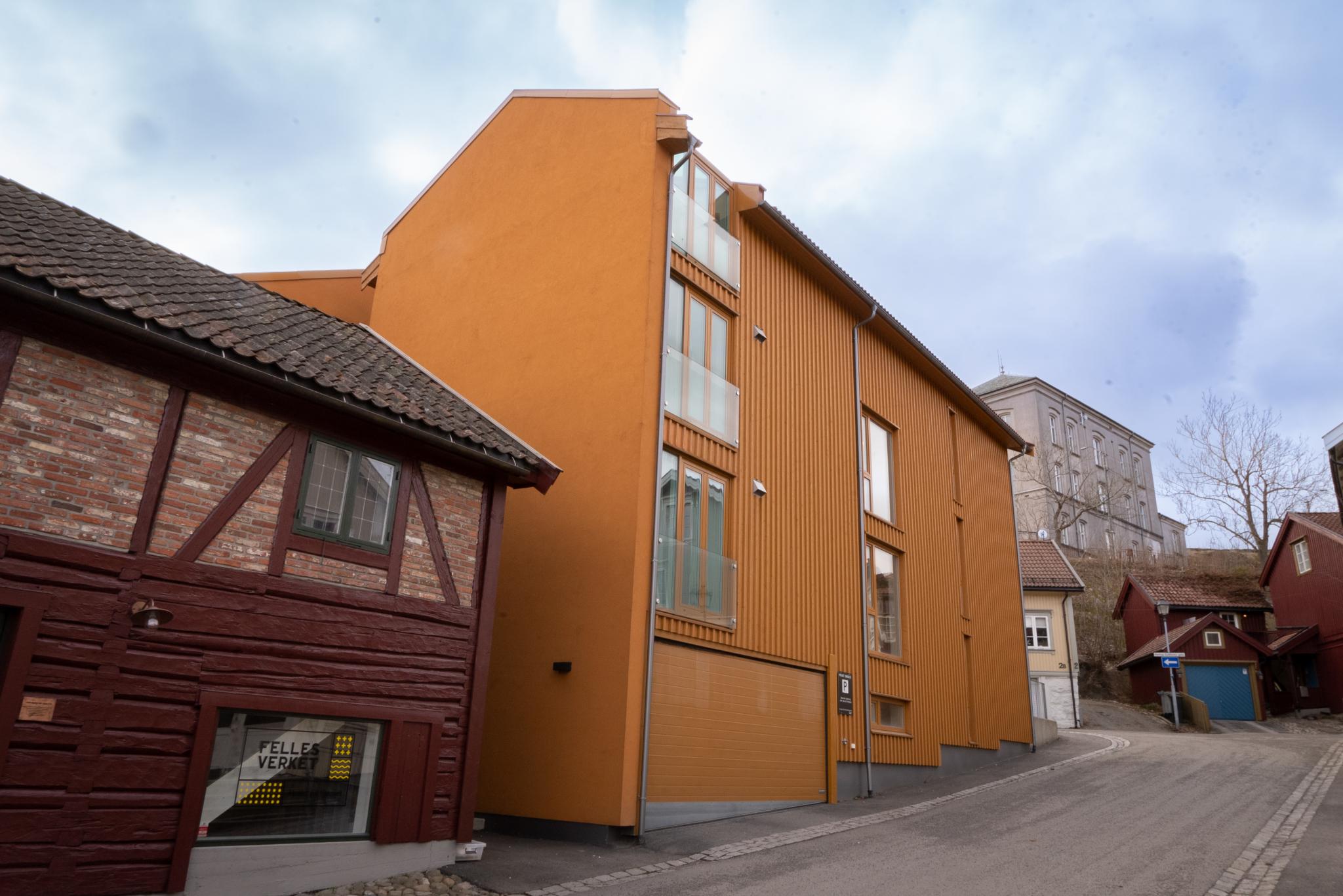 Bygget er fra 2018 og ligger i rolig gate. På bakkeplan er det oppvarmet garasjeanlegg. Her kan man leie parkering av Micasa. Eventuelt kan man kjøpe beboerparkering av kommunen. 